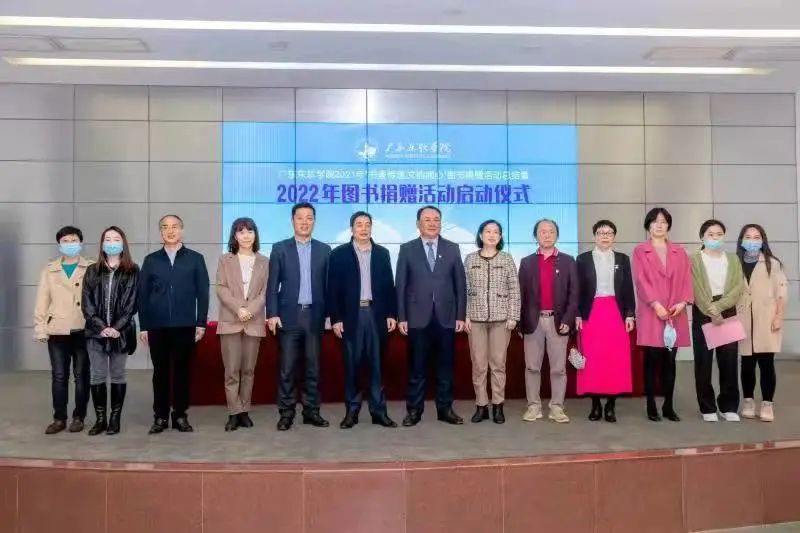 我会会长单位——广东才华文化发展有限公司参加广东东软学院捐书活动